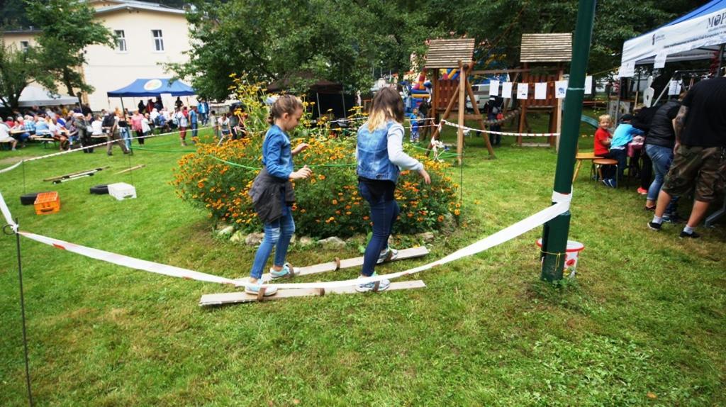 Gosciniec Jas -Sniadania I Obiadokolacje Szwedzki Stol W Cenie Bezplatny Parking ชกลาร์สกา ปอเรมบา ภายนอก รูปภาพ