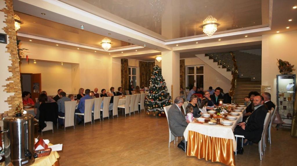 Gosciniec Jas -Sniadania I Obiadokolacje Szwedzki Stol W Cenie Bezplatny Parking ชกลาร์สกา ปอเรมบา ภายนอก รูปภาพ