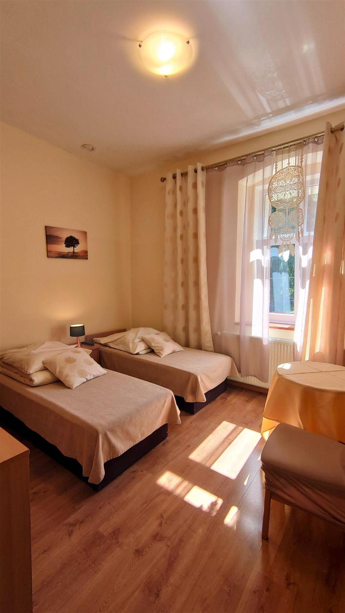 Gosciniec Jas -Sniadania I Obiadokolacje Szwedzki Stol W Cenie Bezplatny Parking ชกลาร์สกา ปอเรมบา ภายนอก รูปภาพ