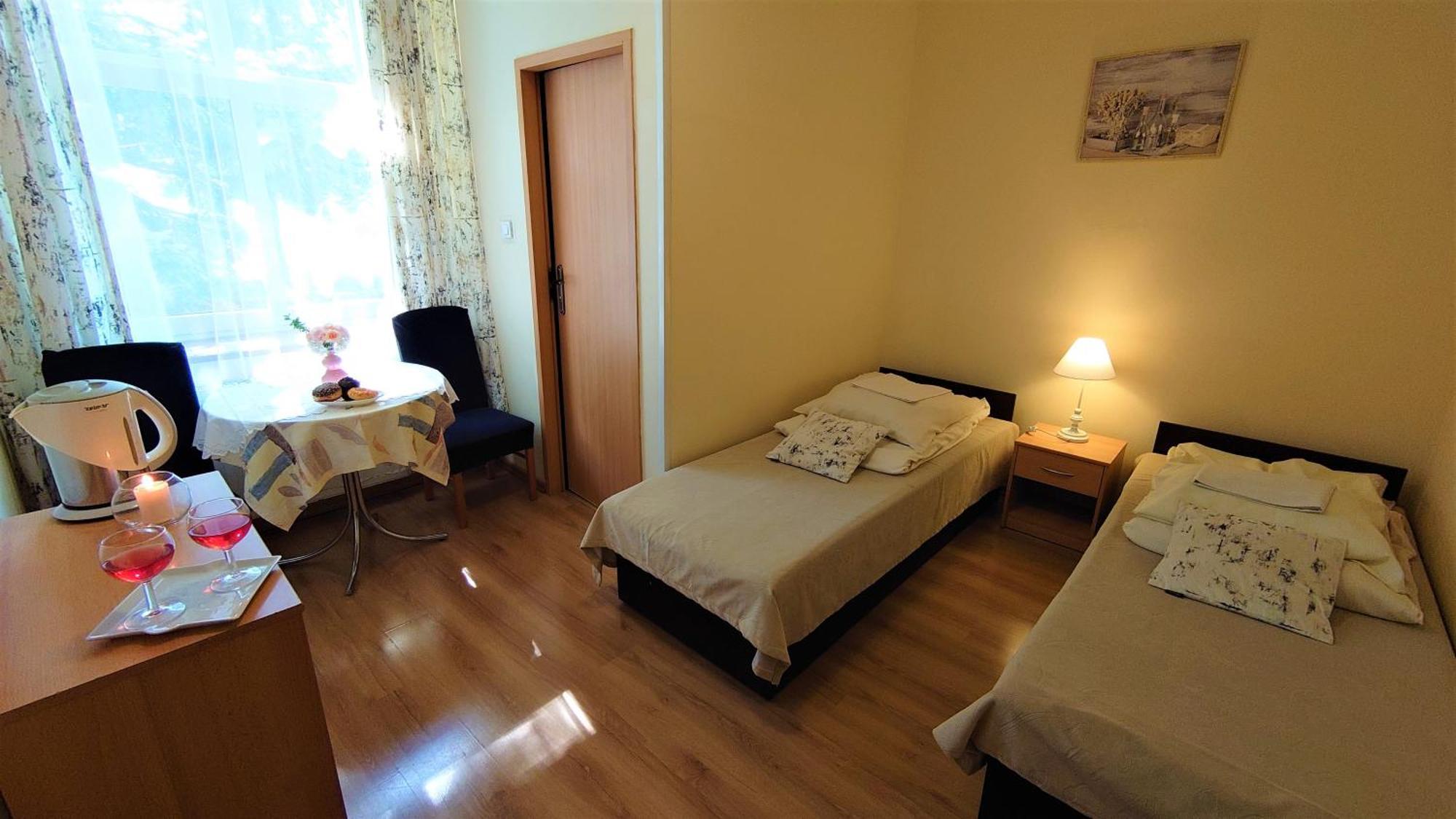 Gosciniec Jas -Sniadania I Obiadokolacje Szwedzki Stol W Cenie Bezplatny Parking ชกลาร์สกา ปอเรมบา ภายนอก รูปภาพ